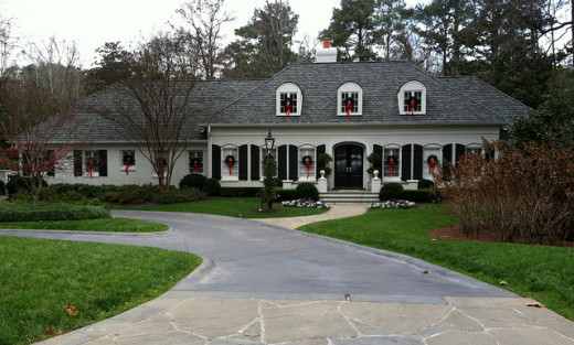 Home DÃƒÂ©cor Ideas - Evergreen Holiday Wreaths on Windows | hubpages - Cape Cod with Evergreen Holiday Wreath on the Window