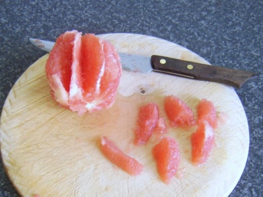 Segmenting a red grapefruit