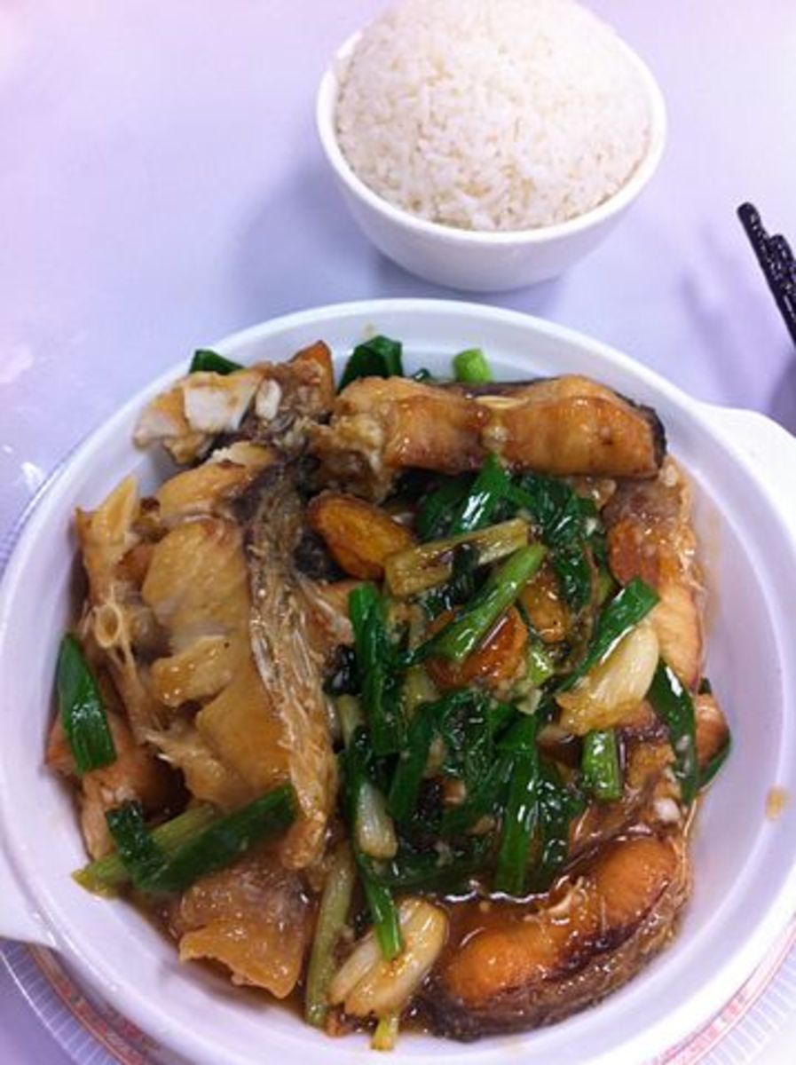 Deep-fried fish with spring onion and cooked rice 