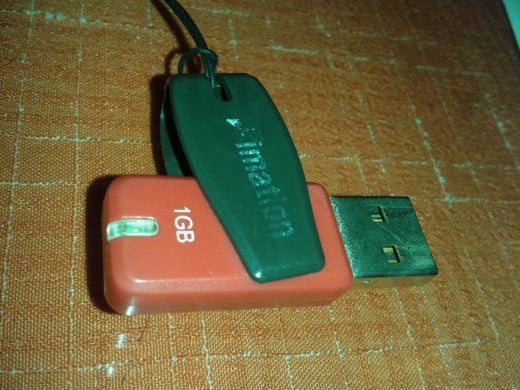 My USB flash drive at home. I use this every time. This is a three year old flash memory. Imation brand with 1 Gig capacity. It is just enough for my school files.