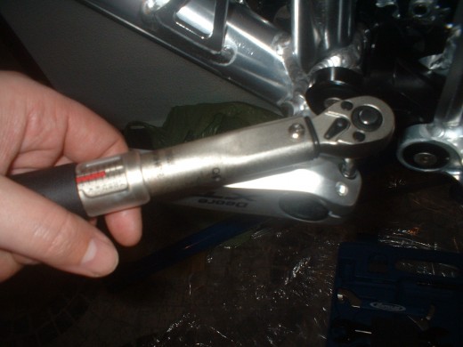 Using a Torque Wrench to tighten the crank arm