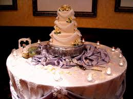 The cake is the centrepiece on the table and other décor is not necessary.