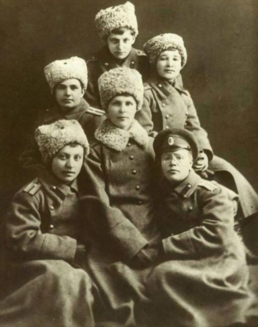 Russian army women-praporshiki graduated Alexandrovskiy Army College during WWI 1917