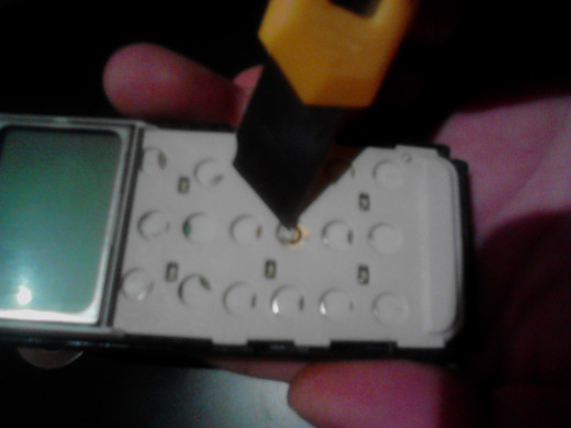 Now is time to be very careful - just cut the plastic to remove the little button ( is a circle made ​​of two metallic membranes, just cut the plastic around them).