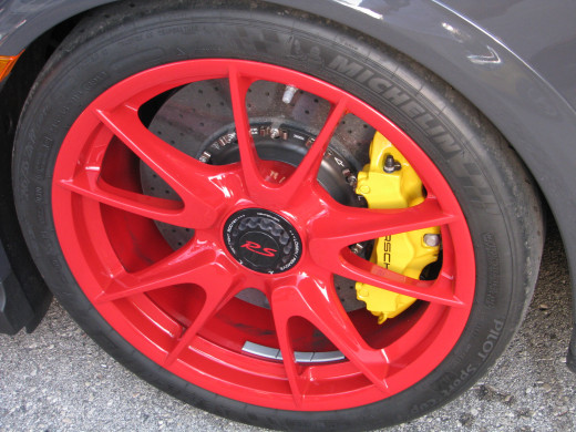 Center-lock wheels derived from the racing program and PCCB brakes