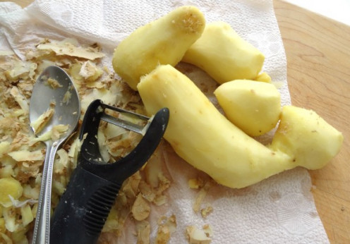 Peeled ginger root or rhizome.