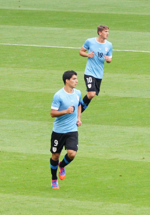 Luis Suárez and Gastón Ramírez playing for Uruguay.