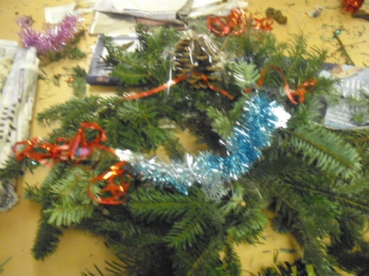 The kids can mix colours, textures and pinecones to make an individual wreath which they can be proud of.