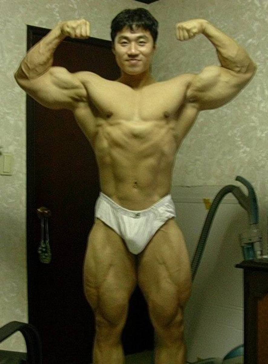 A photo of Korean bodybuilder Lee Seungcheol doing a double bicep pose in his early days