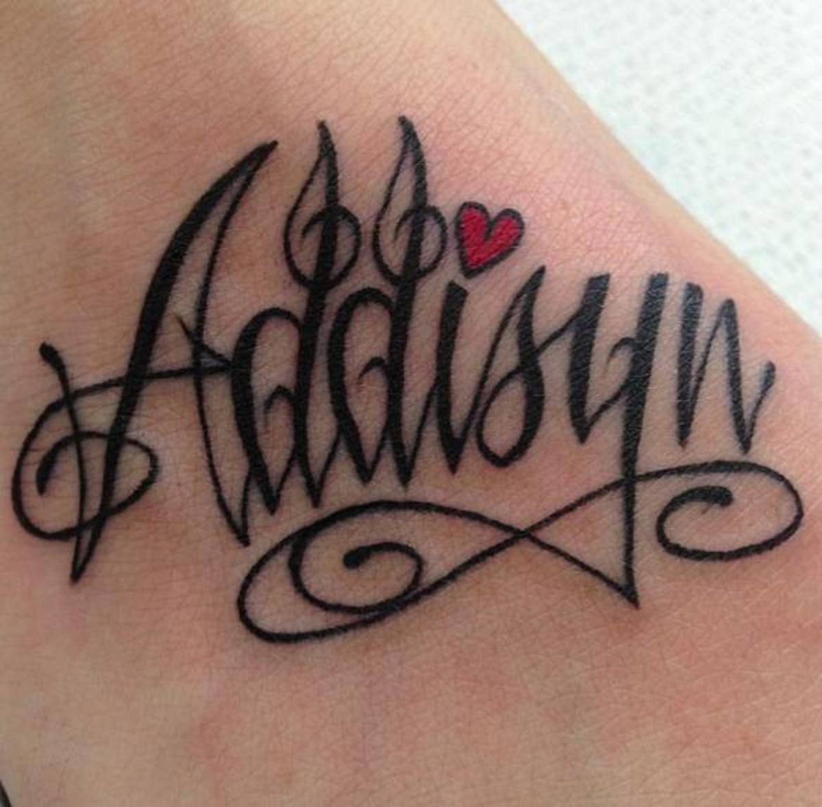 Искусство выбора подходящего шрифта и надписи для новой татуировки