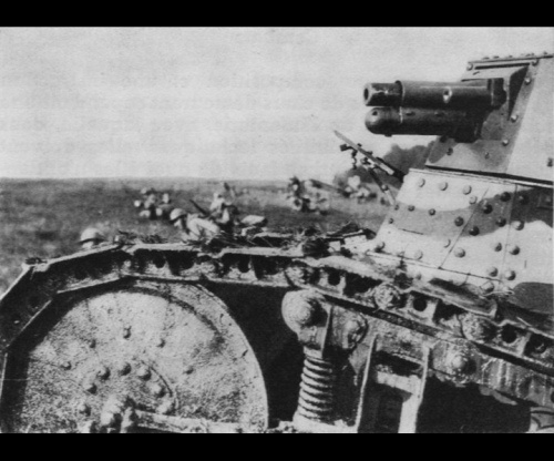 An FT covers the advance of French infantry on the Western Front