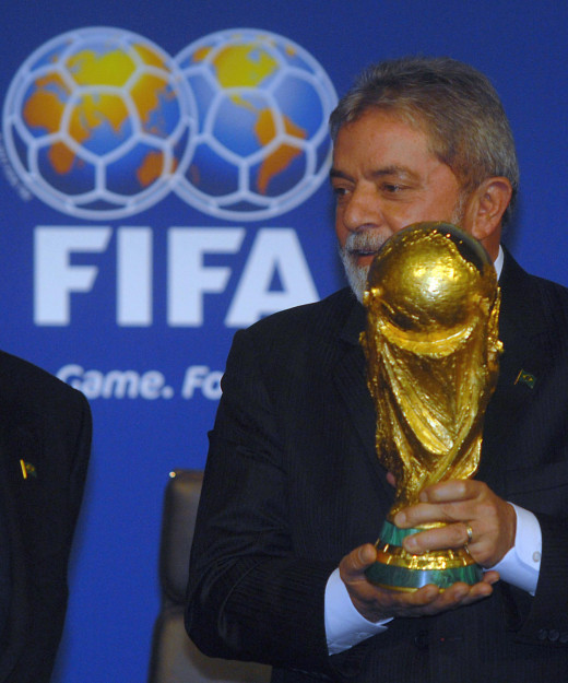 Luiz Inácio Lula da Silva with the trophy, at the announcement of Brazil as host nation for the FIFA World Cup 2014.