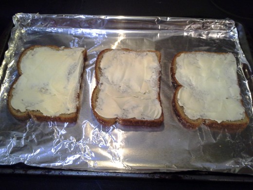 You'll need to melt your sugar and essentially boil it on top of your bread. This is what makes it crunchy.