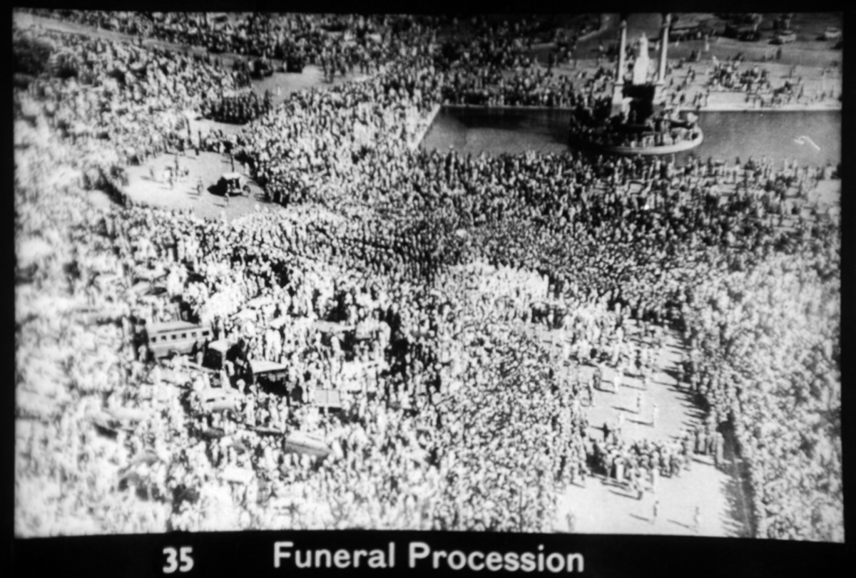 La nación entera se sorprendió por la muerte de Mahatma Gandhi.  Aquí está una imagen aérea del funeral en Nueva Delhi.