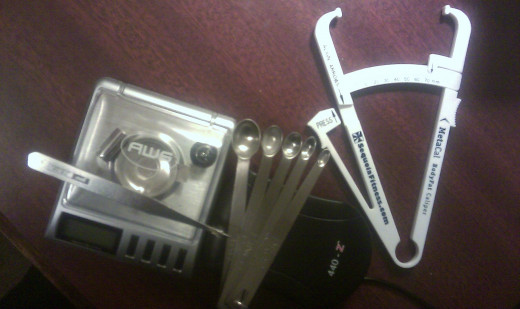 A caliper, 2 scales and spoons for micro-measurements.