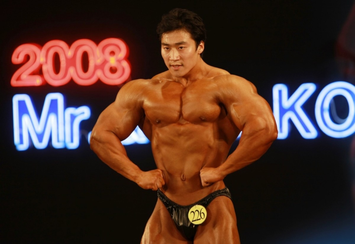 Korean bodybuilder Lee Seungcheol (???) doing a front lat spread at the 2008 Mr. Korea competition