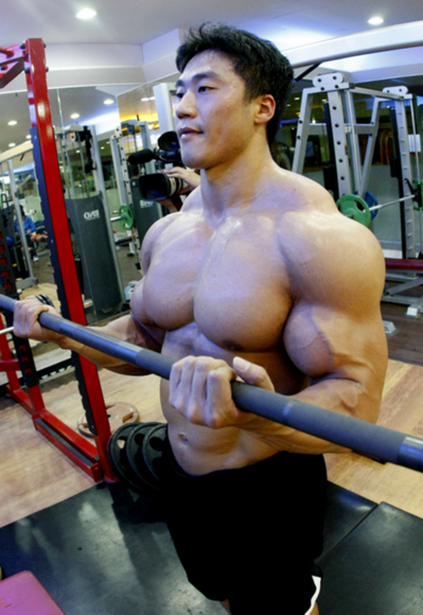 Korean bodybuilder Lee Seungcheol (???) working his biceps