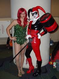 Fans dressed as Harley and  Poison Ivy at a convention.