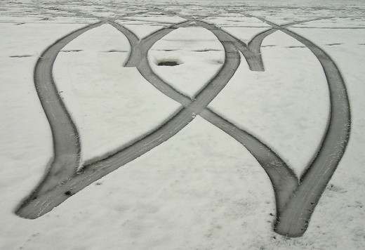 This photo was taken on February 5, 2009 in Newbury, England, GB, http://www.flickr.com/photos/lovestruck94/3255420745/ 2 hearts in the snow by lovestruck. / © Some rights reserved. Licensed under a Creative Commons Attribution-NonCommercial-NoDeriva