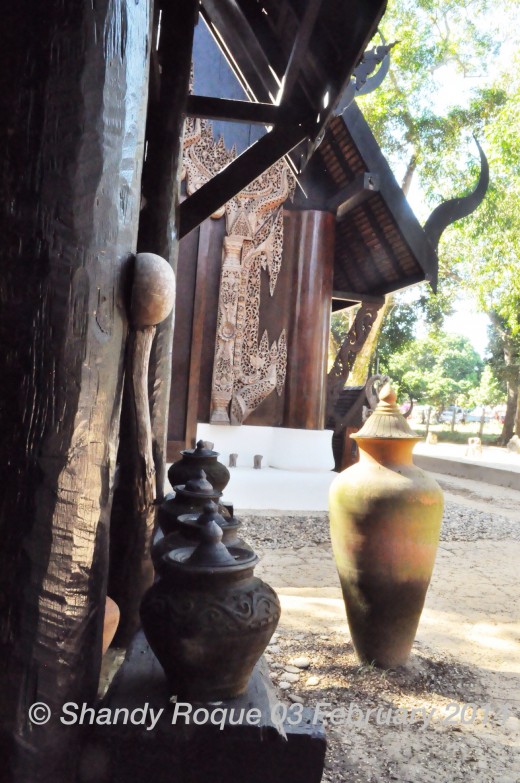 Beside one of the houses is a line of identical black jars and ladle, a very domestic and traditional arrangement which seems to contrast with the rest of the decorations that are found in Baan Dam. This could be a symbol of life before death.