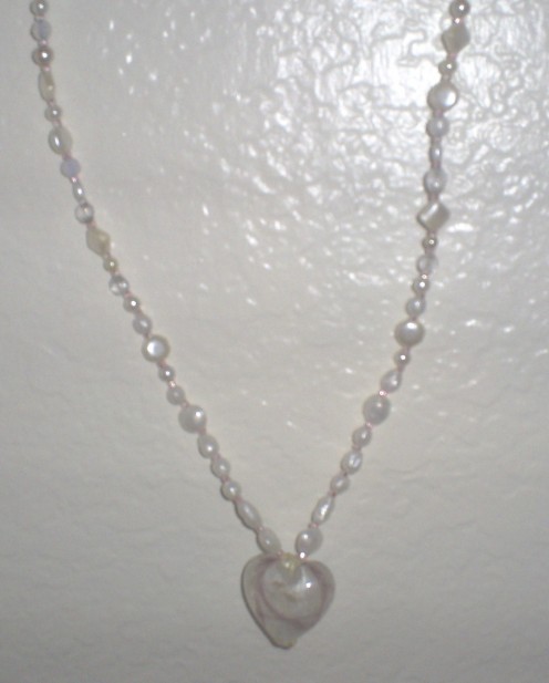 I made this heart necklace with beading wire and beads.