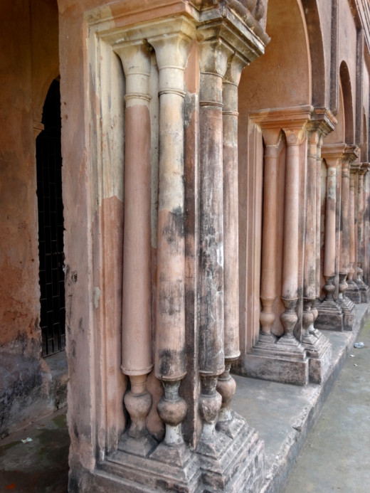 Decorative multiple pillars in a temple