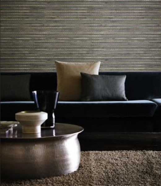 Texture and lustre on the walls, echoed by the reflection on the occasional table gives this sophisticated color palette its cohesion. 