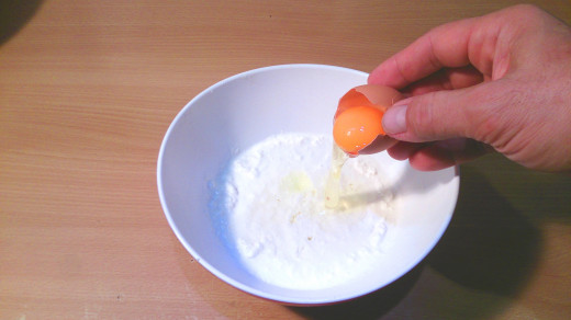 In a bowl, mix 1 cup of buttermilk, 1/2 cup of milk and 2 eggs.