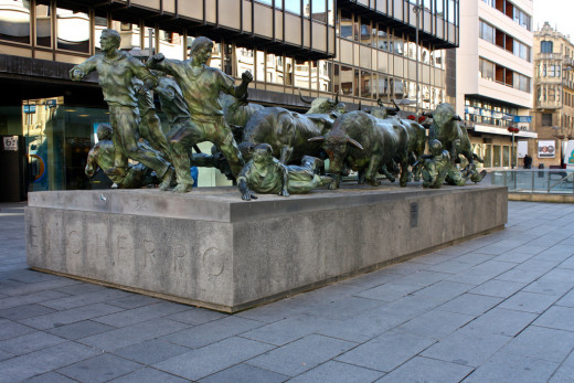 Running of the Bulls statue / Estatua del Encierro de Toros, Pamplona