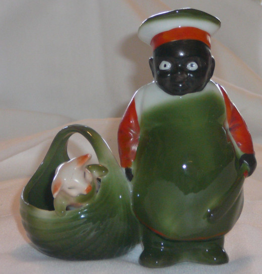 This chef is the matching gentleman with his gold gilded knife and piggy in a basket. 3 1/2" x 5". This one is particularly rare - I've only seen 2, one of  which I purchased for $324. Featured in "This little Piggy" its '92 price was $160.