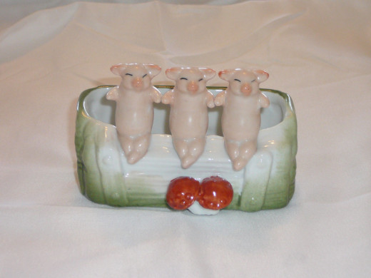 Lounging on the pig sty with a couple of mushrooms growing under their feet! Featured in "This little Piggy" its '92 price was $45-150. The reason for the range is that there was damage to one of the figures. 4 1/2" x 3".  $61. Common.