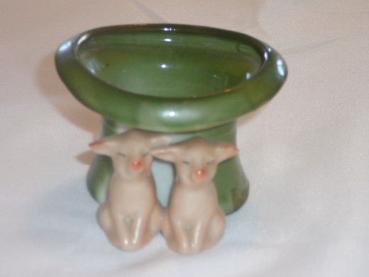 Pigs by a top hat. Featured in "This little Piggy" its 1992 value ranged from $60 - $90 depending on the richness of the patina. 3 x 2 14". Paid $70 Common 