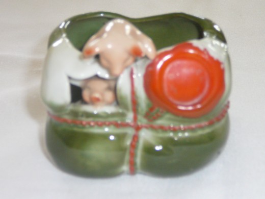 Pigs in a shipping box, parcel post. One pears through an opening in the crate while the other looks over the top. Featured in "This little Piggy" its '92 price was $70. 4" x 3 1/4". Paid $50. Common. 