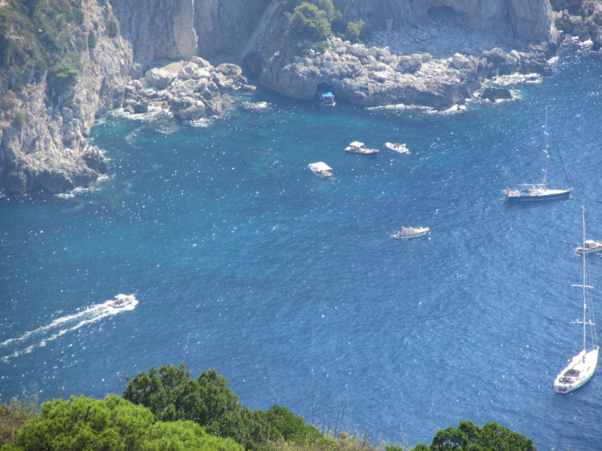 Zooming in on boats in the dreamy waters below Mount Solaro