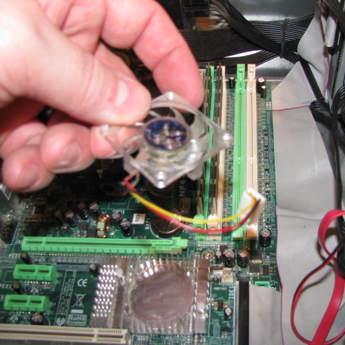 With all the screws removed, the fan comes off of the heatsink. With all the screws removed, the fan comes off of the heatsink.