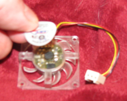 Make sure you clean the surface of the fan body before replacing the sticker. The sticker will make sure the dust cover remains in place. Make sure you clean the surface of the fan body before replacing the sticker. The sticker will make sure the dust cover remains in place.