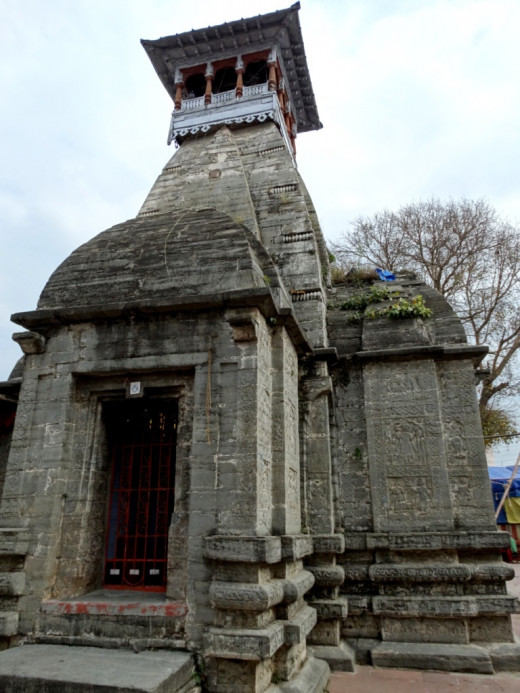 Nanda Devi temple; the wooden roof atop the Amlok Shila on the single turret  is clearly visible