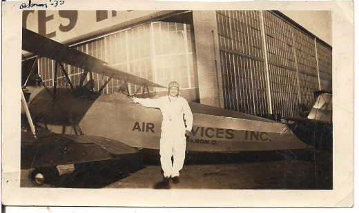 Jessie with her plane, "Old Faithful", in Akron, Ohio, 1930. Jessie with her plane, "Old Faithful", in Akron, Ohio, 1930.