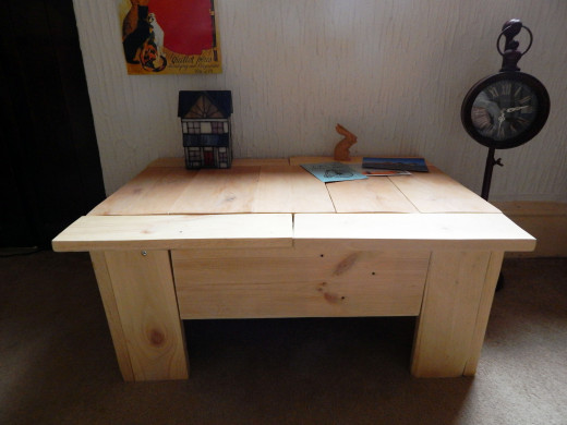 The finished pallet coffee table.