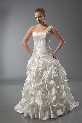 Alfred Sung Romantic wedding dresses