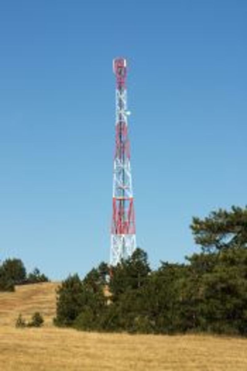 How are cellphone towers used to find someone's location?