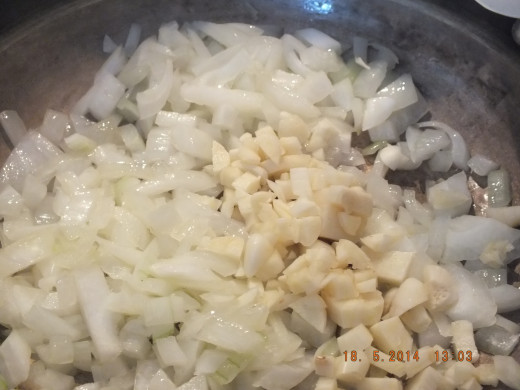 I like to saute the onions for a few minutes before adding the garlic. I don't want to overcook the garlic. 