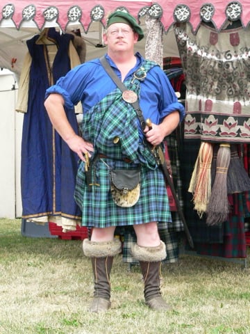 The Great kilt was most popular in the Highlands of Scotland from the late 16th century until the mid 17th century.