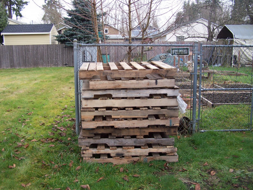 Use wooden pallets to make an inexpensive compost bin