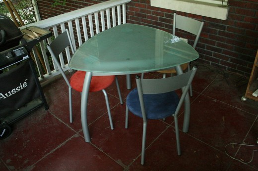 This table has no head and no foot. All sides are equal. Parents of adult children should figure this out, lest their table remain unoccupied by their kids.