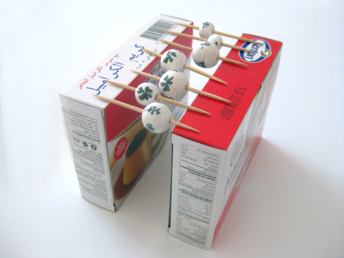 An improvised toothpick bead holder with two jelly packets.