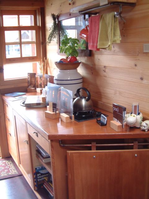 Dee's tiny kitchen, photo by Relache
