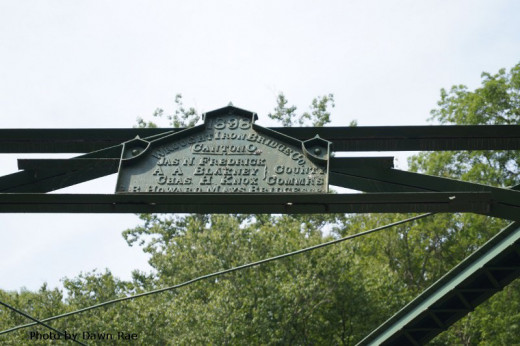 The plaque at the top of the bridge.