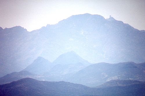 Telephoto of Kitt Peak showing the tallest telescope more clearly.