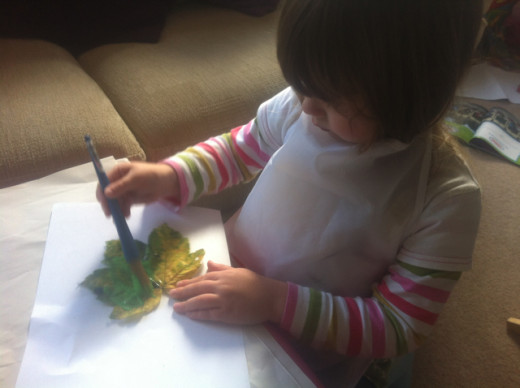 We craft for the seasons, from autumn leaf painting...